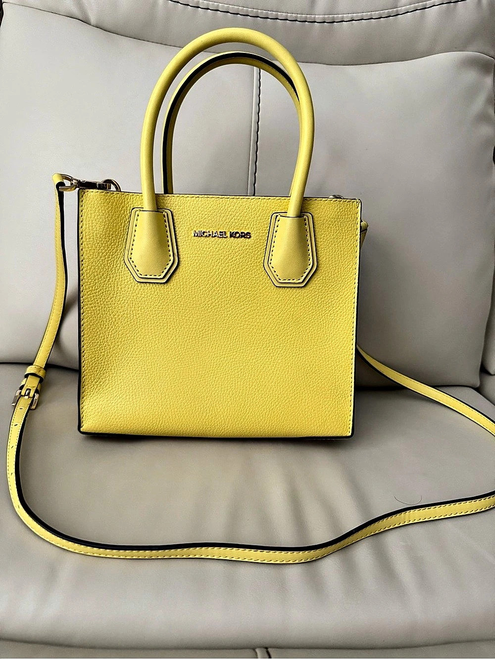 Michael Kors Mercer Medium Pebbled Leather Crossbody Bag. Excellent like new